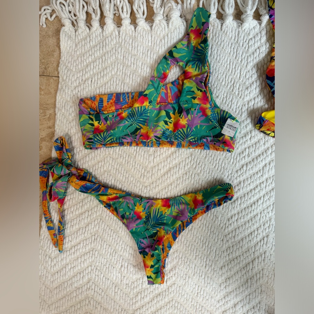 Moana Bikini Size L top M bottom